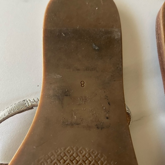 TORY BURCH SILVER METALLIC LEATHER  T LOGO THONG Sandal - Picture 5 of 6